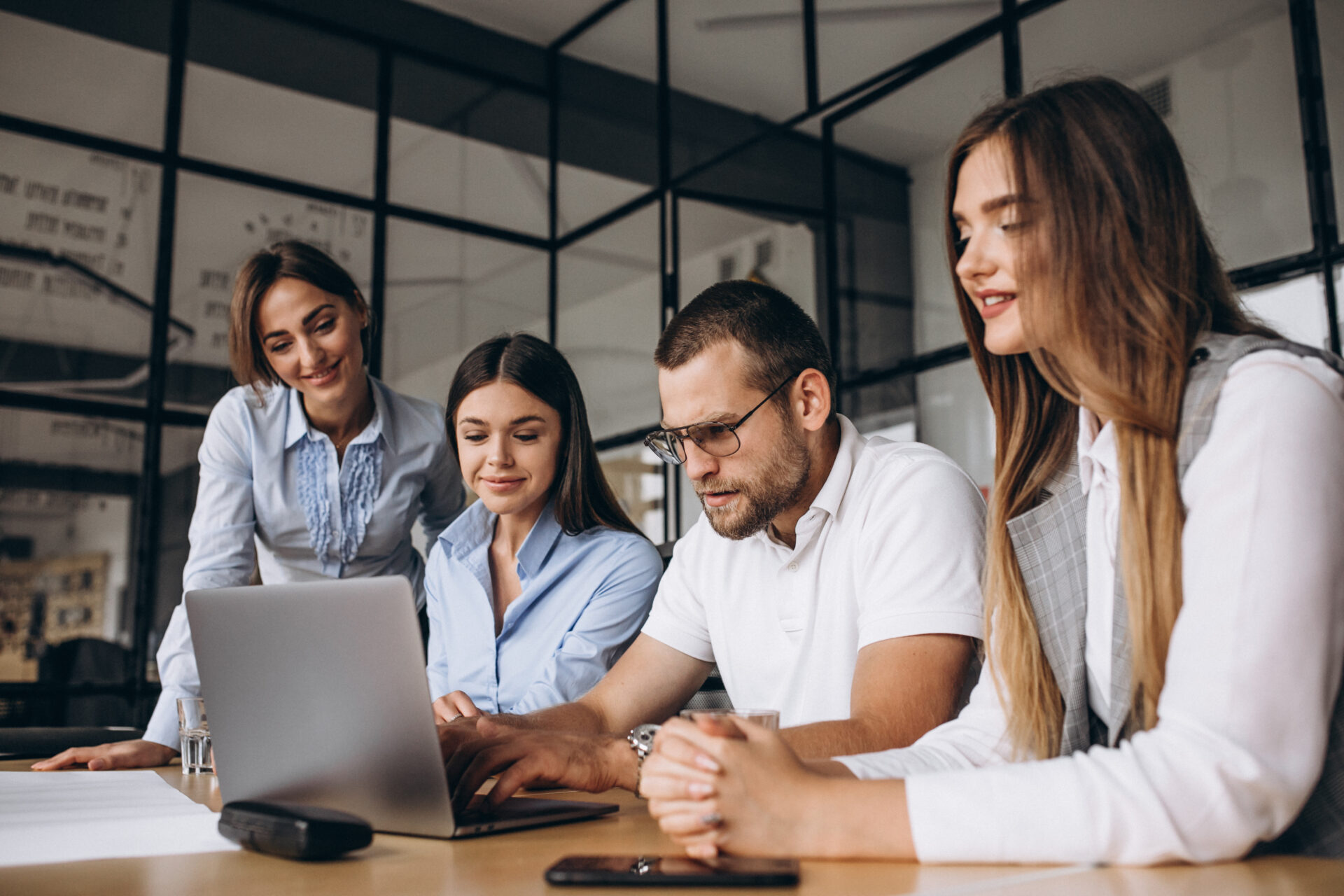 Employer branding w branży handlu surowcami – jak przyciągać i utrzymywać specjalistów?
